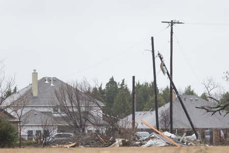 El tornado afectó un área de unos cinco kilómetros cuadrados, según las autoridades de Garland, dañando cerca de 600 construcciones, principalmente casas particulares.
AFP FOTOS / LAURA BUCKMAN