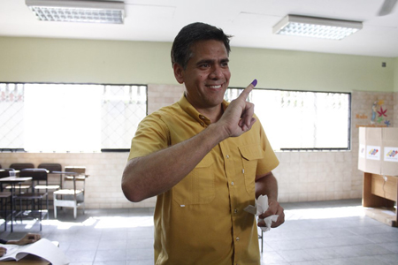 Rafael Guzmán ejerció su derecho al voto en la escuela Estadal Santa María Goretti de Guatire