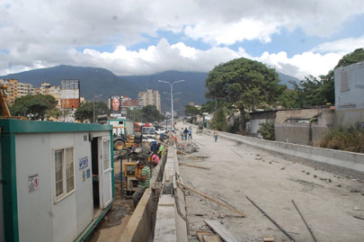 Los obreros le dan los últimos detalles a la estructura
Fotos Jaime Manrique