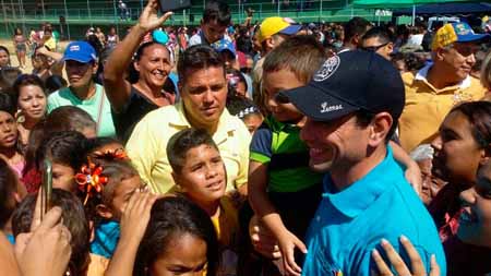 Capriles entregó juguetes en el estadio Nicolás León de Guarenas