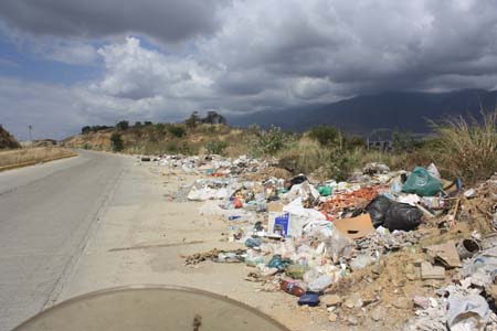 Las montañas de escombros y basura son otro problema en la entrada al urbanismo Canaima.