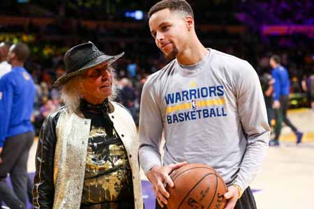 Curry tiene problemas físicos y está fuera de acción
AP / John Salangsang