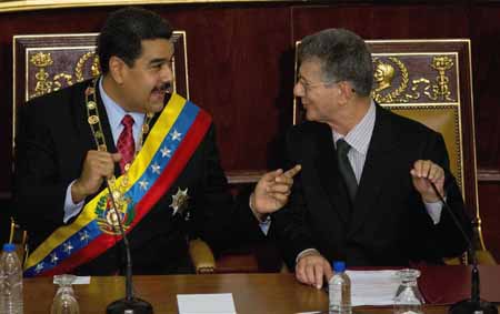 El presidente de la República, Nicolás Maduro, comparte con el presidente de la Asamblea Nacional en la sede del Parlamento, Henry Ramos AllupAP / Fernando Llano