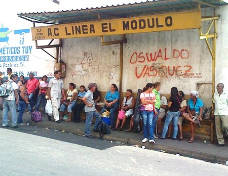 Las paradas del casco central lucieron abarrotadas de pasajeros