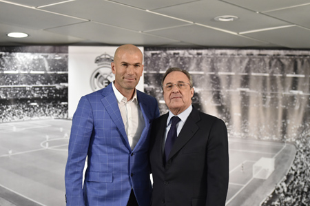 Zinedine Zidane, hasta ahora técnico del filial del Real Madrid, fue nombrado este lunes nuevo entrenador del equipo blanco tras el cese de Rafael Benítez, anunciado en conferencia de prensa por el presidente del club Florentino Pérez. "Zidane es a partir de ahora el nuevo entrenador del Real Madrid y para mí es un orgullo", declaró Pérez al anunciar el relevo en el banquillo del equipo blanco por los malos resultados y tras nombrar al exjugador francés, de 43 años, y sin una gran experiencia como técnico.
13