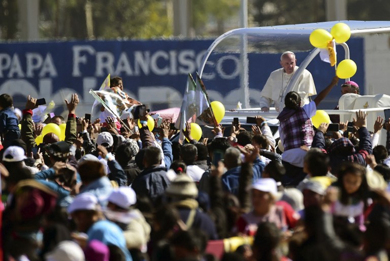 Pope Francis waves from the popemobile upon arrival in San Cristobal de las Casas in Chiapas State for his second open-air mass, on February 15, 2016. Thousands of indigenous Mexicans flocked on Monday to a field in the impoverished southern state of Chiapas where Pope Francis will officiate a mass in three native languages.  AFP PHOTO / RONALDO SCHEMIDT / AFP / RONALDO SCHEMIDT