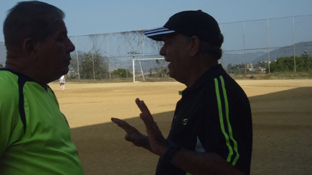 Profesor Rafael Santana, acompañado de William Pire de la Liga del Fútbol Menor de Plaza 