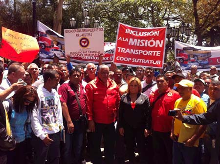 “Alternativos” en la plaza Bolívar de Caracas, durante la movilización del martes hasta la AN, en compañía de Félix Jaramillo, vocero nacional de la Asamblea Socialista de Trabajadores del Transporte (ASNT)