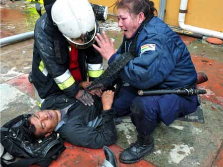 Efectivos de bomberos tratan de reanimar a un hombre afectado por la inhalación de humo, en medio de los disturbios en El Alto.
AFP / ALCALDIA EL ALTO