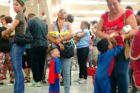 Pasado el carnaval, el rumor en las calles es que hay que guardar comida y agua, ya que así como pasó con las medicinas la escasez de alimentos cada día se agudiza, mientras se dice que no habrá dinero para pagar salarios en abril….!Le quito poder a todo esto, yo sigo decretando La Verdad en mi mundo físico!