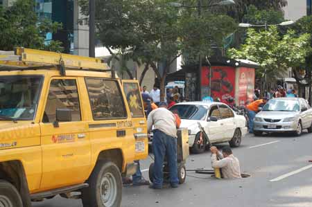 Los trabajadores de Corpoelec trabajaron durante todo el día de ayer tratando de resolver la situación
Foto Giovanny Martínez