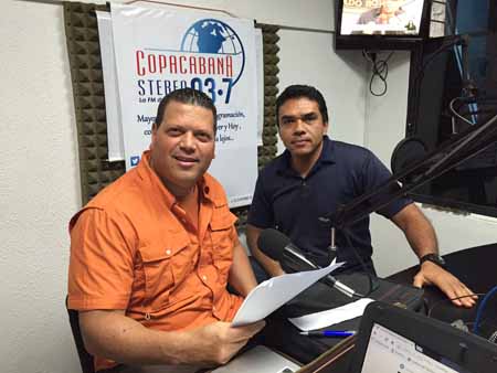 Dr. Alexis Rodríguez, entrevistado por el periodista Emilio Materán, en los estudios de Copacabana Stereo 93.7 FM