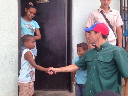 capriles saludando a niños de una barriada de Petare