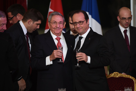 Tras la reunión de Castro y Hollande en el palacio presidencial, se firmarán varios acuerdos, incluyendo uno de anulación de parte de la deuda cubana con Francia.