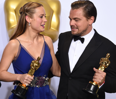 Leonardo DiCaprio ganó al fin este domingo el primer Óscar de su carrera por el "El renacido", poco después de que su colega Brie Larson se alzara con el galardón a Mejor actriz por "La habitación".