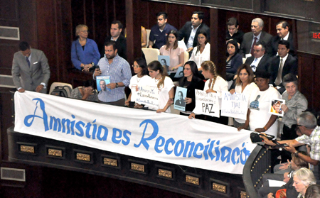 Tras un intenso debate de unas 4 horas, la Asamblea Nacional (AN) aprobó ayer en la tarde en primera discusión la Ley de Amnistía y Reconciliación Nacional propuesta por los diputados de la Mesa de la Unidad Democrática (MUD).