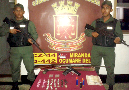 En la gráfica, las armas y la droga incautada en el procedimiento de los efectivos de la Guardia Nacional Bolivariana.