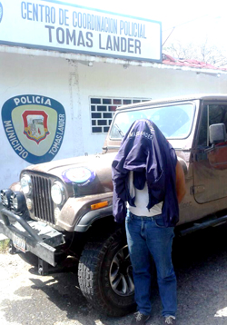 El detenido y el auto robado fueron puestos a la orden de la Fiscalía