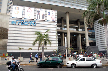 Centros comerciales como El Recreo abrieron ayer a las 12 del mediodía