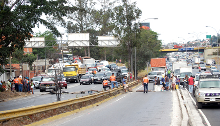 Los vecinos se atravesaron en la vía y causaron un gran caos vehicular