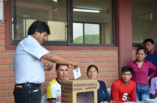 El presidente de Bolivia Evo Morales, izquierda, vota durante el referendo sobre la reelección en la Villa 14 de Septiembre, en la región de el Chapare, Bolivia, el domingo 21 de febrero de 2016. Los bolivianos irán a las urnas el domingo para decidir si reforman la Constitución y permitir a Morales competir, o no, por un cuarto período presidencial de manera consecutiva. (AP Foto/Nicanor Vasquez)