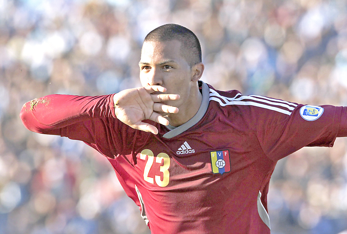 Venezuela's Jose Salomon Rondon celebrates after scoring against Urugauy during their World Cup qualifying soccer match in Montevideo June 2, 2012. REUTERS/Andres Stapff (URUGUAY  - Tags: SPORT SOCCER)