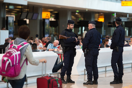 El fiscal federal belga, Frederic Van Leeuw, indicó que "probablemente" dos sospechosos cometieron "un atentado suicida" el martes en el ataque en el aeropuerto de Bruselas y que un tercero era "activamente buscado".
BERTRAND LANGLOIS