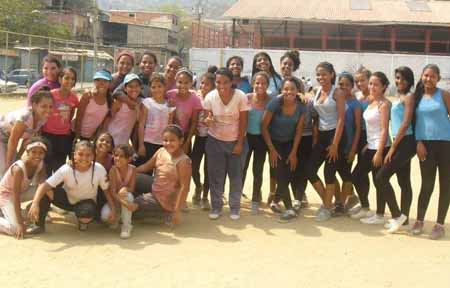 Chicas Estrellass de El Piñal I protagonizaron su primera tanda deportiva ante Respira y Vive durante el pasado sábado 19 de marzo