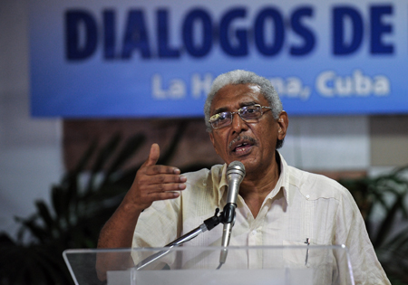 Este jueves, en Cuba, el líder rebelde Joaquín Gómez, negociador de paz de las FARC, apoyó la posición del mandatario colombiano.AFP / YAMIL
