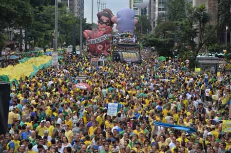 Demonstrators during a protest against Brazilian President Dilma Rousseff and the ruling Workers' Party (PT) at Paulista Avenue in Sao Paulo, Brazil on March 13, 2016. Hundreds of thousands of Brazilians angered by a giant corruption scandal and the crumbling economy flooded the streets Sunday to call for removal of President Dilma Rousseff. AFP PHOTO / NELSON ALMEIDA / AFP / NELSON ALMEIDA