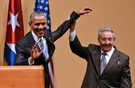 Obama prometió que “el destino de Cuba no será decidido por Estados Unidos ni ninguna otra nación”. En la foto un jubiloso Raúl, levanta el brazo izquierdo a su homólogo estadounidense