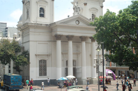 Los vendedores apostados alrededor de la Basílica de Santa Teresa se quejaron de pocas ventas