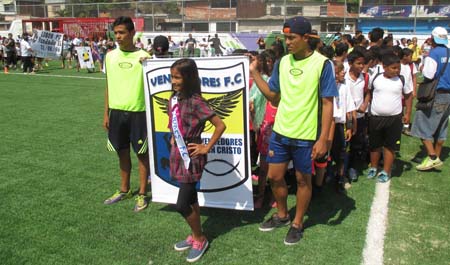 Muy concurrido estuvo el desfile de las organizaciones presentes en la inauguración de la instalación deportiva
Fotos Edward Sarmiento