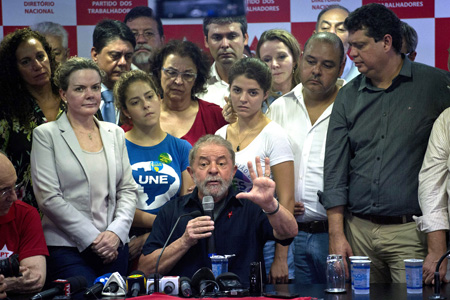 “Si querían escucharme sólo tenían que llamarme que yo iba, porque no debo y no temo” a la justicia, sostuvo Lula da Silva en la sede del PT, rodeado de apasionados militantes.AFP / NELSON ALMEIDA