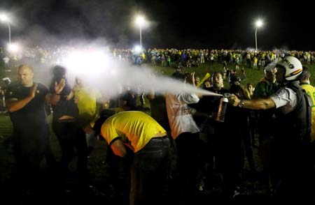 Manifestantes que estaban concentrados desde la noche del miércoles en la céntrica Avenida Paulista, para exigir la renuncia de la presidenta Dilma Rousseff fueron retirados ayer.