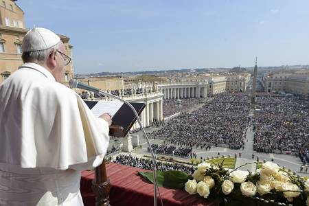 Pese al miedo a los atentados, decenas de miles de fieles asistieron a la bendición papal "Urbi et Orbi" del domingo de Pascua en la plaza de San Pedro.OSSERVATORE ROMANO / AFP