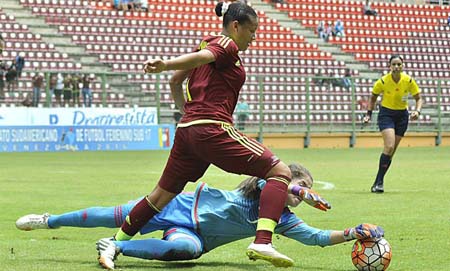 Las chicas buscarán hoy la victoria que les acerque al título