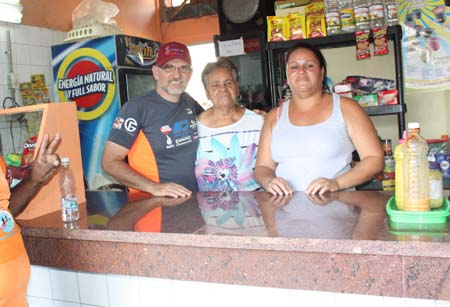 El señor Miguel Ruscino junto a la señora Ana y María