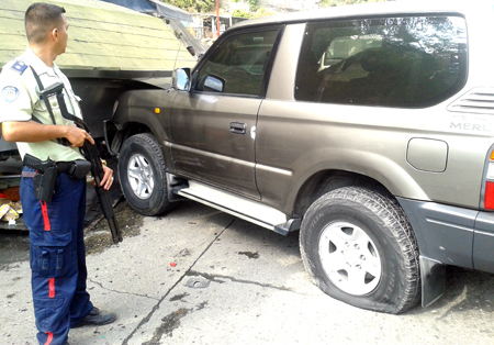 Uno de los carros robados por los antisociales, quedo severamente dañado tras colisionar con un kiosco en el escape ante la acción  de los uniformados.