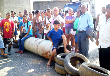 Con pipotes y cauchos los vecinos exigieron ser escuchados por las autoridades