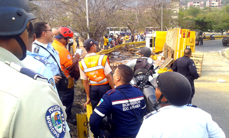 Autoridades en el lugar del suceso, luego que fuera saqueada la carga del camión de refrescos en Guarenas