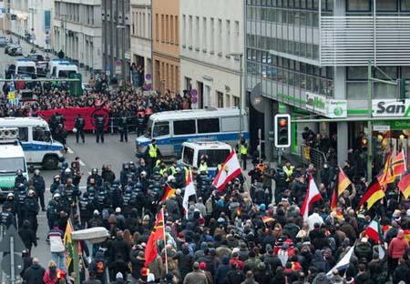 Cerca de 3.000 ultraderechistas se manifestaron en las cercanías de la Cancillería en Berlín