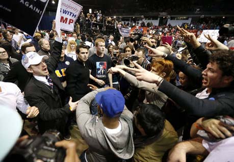 Seguidores de Donald Trump se enfrentaron a manifestantes en Chicago (AP)Foto AP