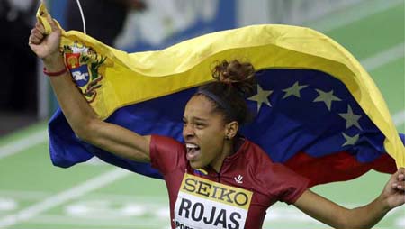 La venezolana tuvo cinco intentos fallidos, pero el único salto válido le bastó para ganar la dorada