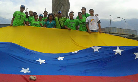 Villegas encabezó en Petare el acto de la firma de la gigantesca bandera de Venezuela que contendrá las firmas para el revocatorio