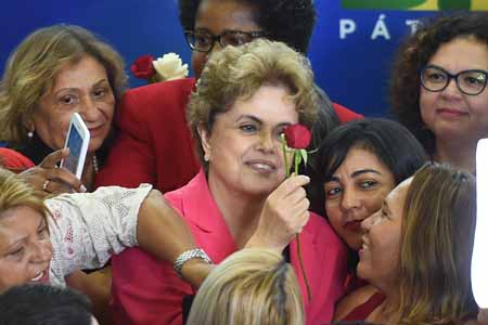 Dilma Rousseff recibió el miércoles el primer voto formal en favor de su destitución de parte del diputado responsable de elaborar el informe inicial de acusación.AFP / EVARISTO SA