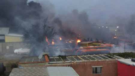 Un incendio de vegetación se propagó hasta el estacionamiento de Sitssa, afectando un lote de autobuses.