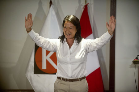 La hija mayor del encarcelado expresidente autócrata Alberto Fujimori se halla a las puertas, por segunda vez en cinco años, de ganar unas elecciones que podrían convertirla en la primera mujer en gobernar Perú.
AFP / ERNESTO BENAVIDES