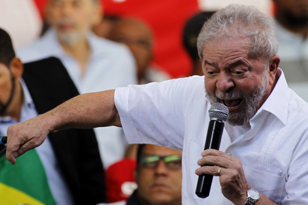Lula ganaría la primera vuelta de las elecciones presidenciales de 2018 con 21% de los votos, según un sondeo de Datafolha del 10 de abril. A sus 70 años, ya se propuso como precandidato del Partido de los Trabajadores, PT, que él fundó.AFP / BETO BARATA