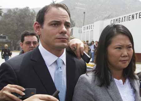 La sombra de duda por presuntos ilícitos, también persigue al esposo de Keiko y padre de sus dos hijas, el norteamericano Mark Vito Villanella,